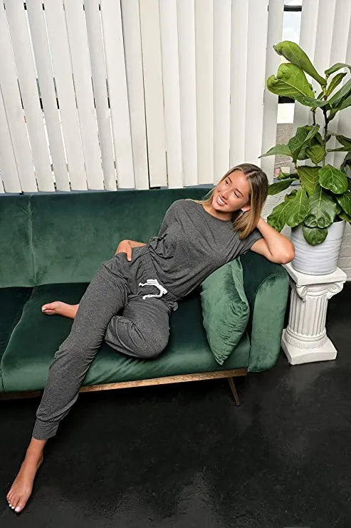 Hisir Basic Women’s Two-piece Loungewear Pajama Set with Short Sleeve Pullover T-shirt and Jogger Pants with Pockets